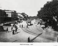 43248 Gezicht op het Stationsplein te Utrecht, uit het zuidoosten, met links het Centraal Station.